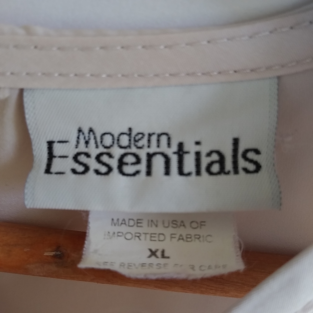 Modern Essentials XL Creme Shell Top Plus - Picture 3 of 6